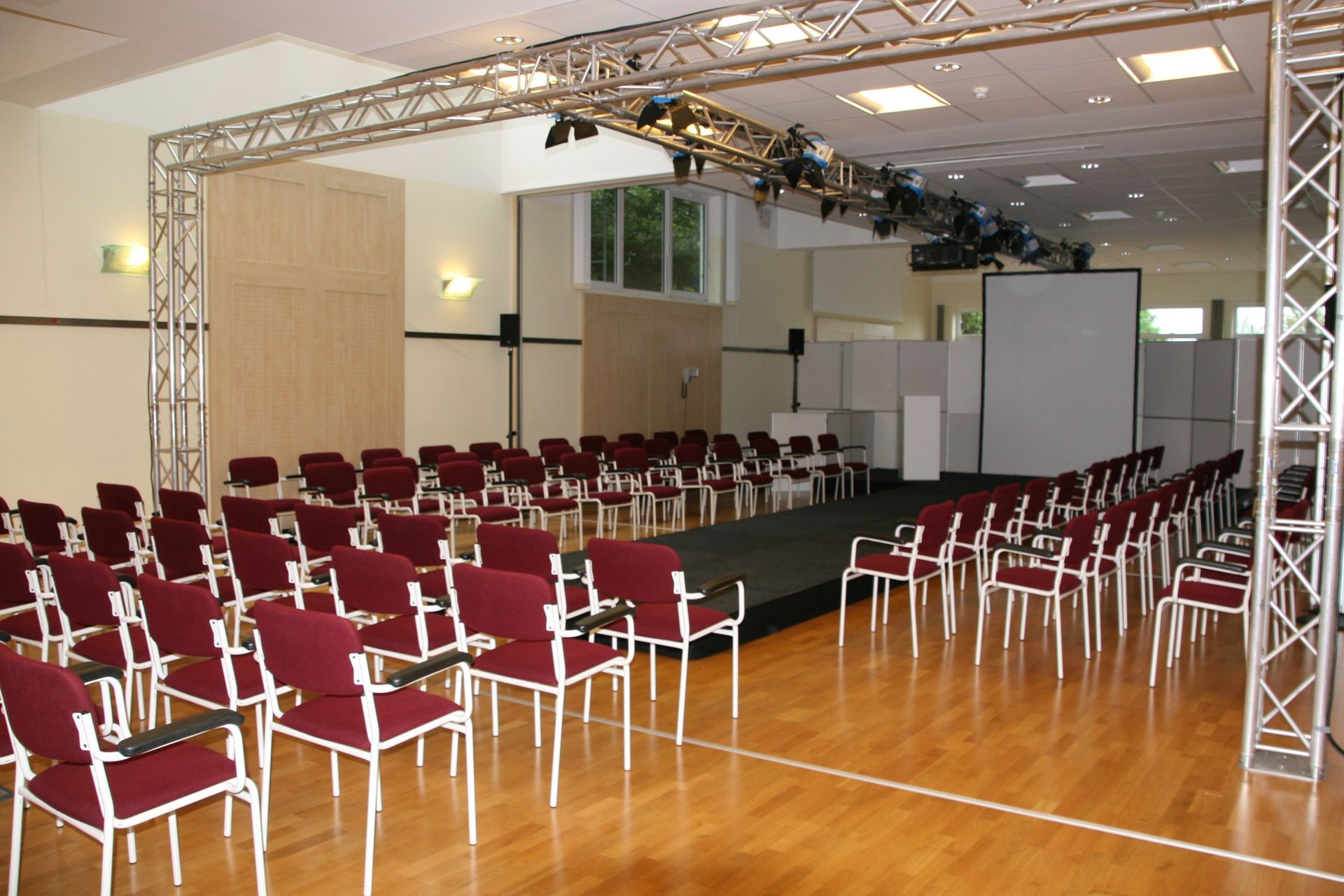 Ein großer Raum mit Stuhlreihen und einer Bühne