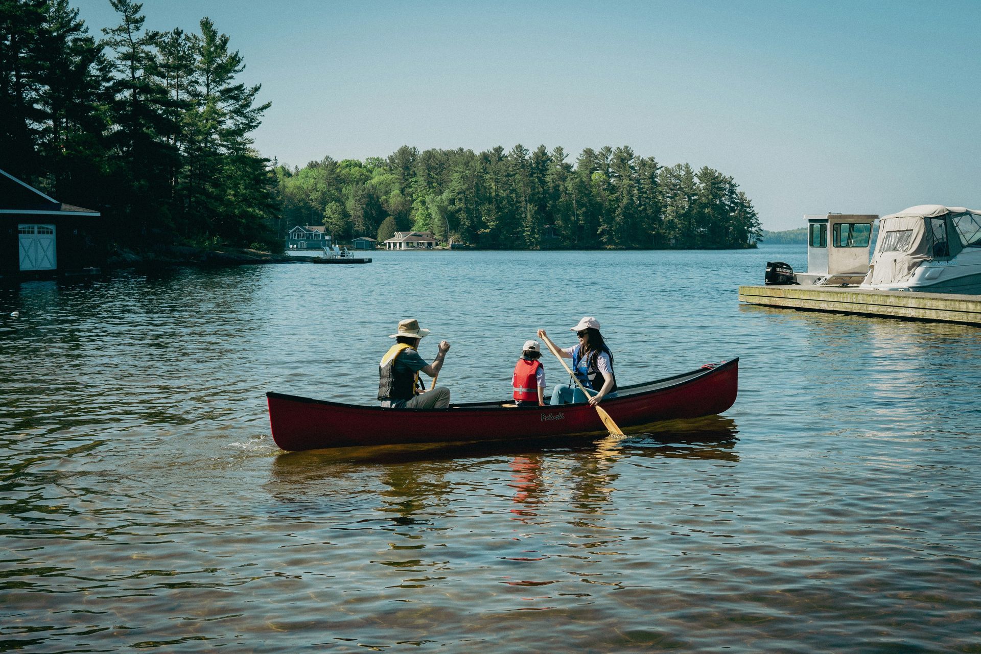 Zack Wang / Unsplash Familie paddelt im Kanu auf einem See.