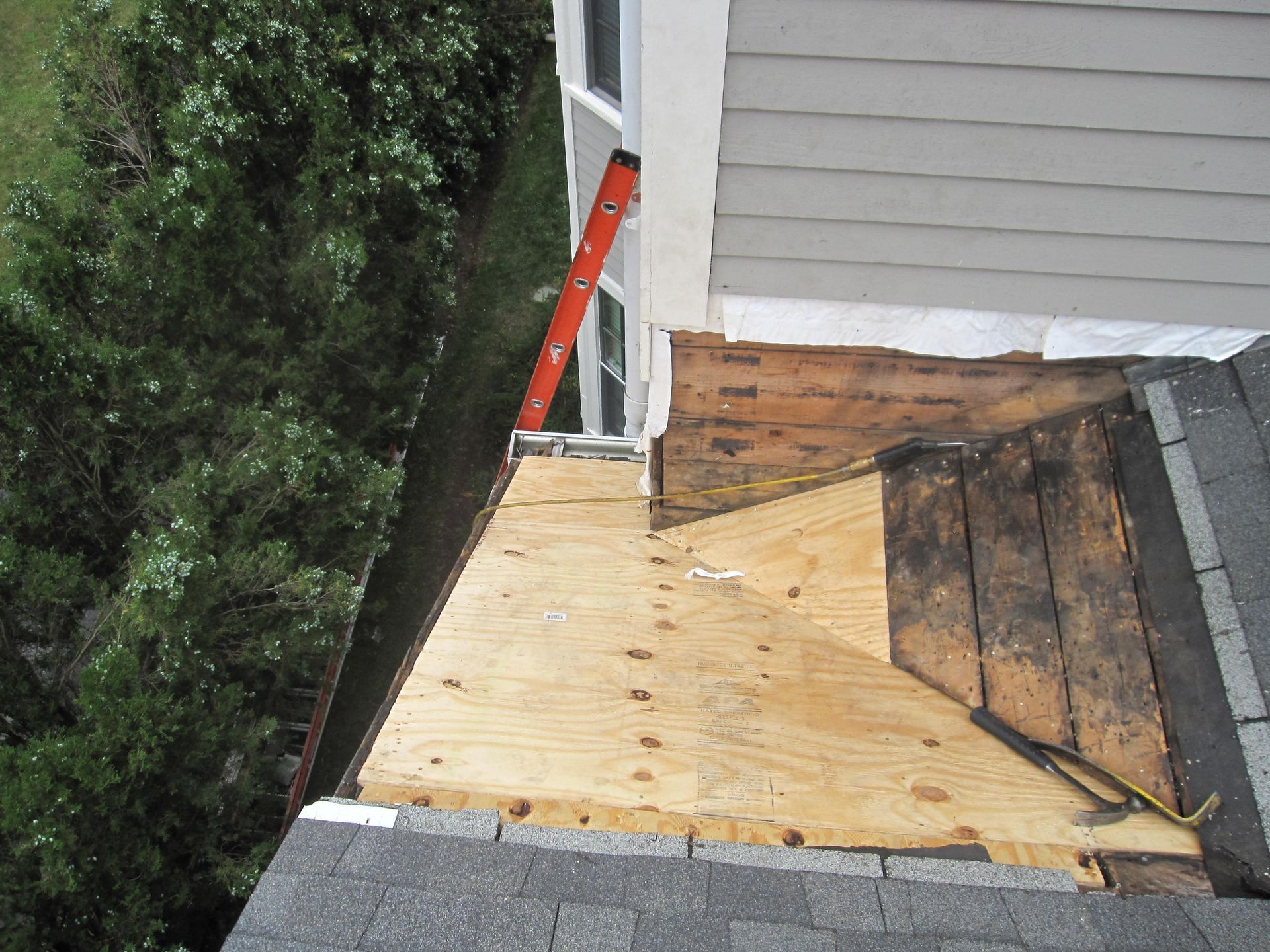 A ladder is sitting on the side of a house