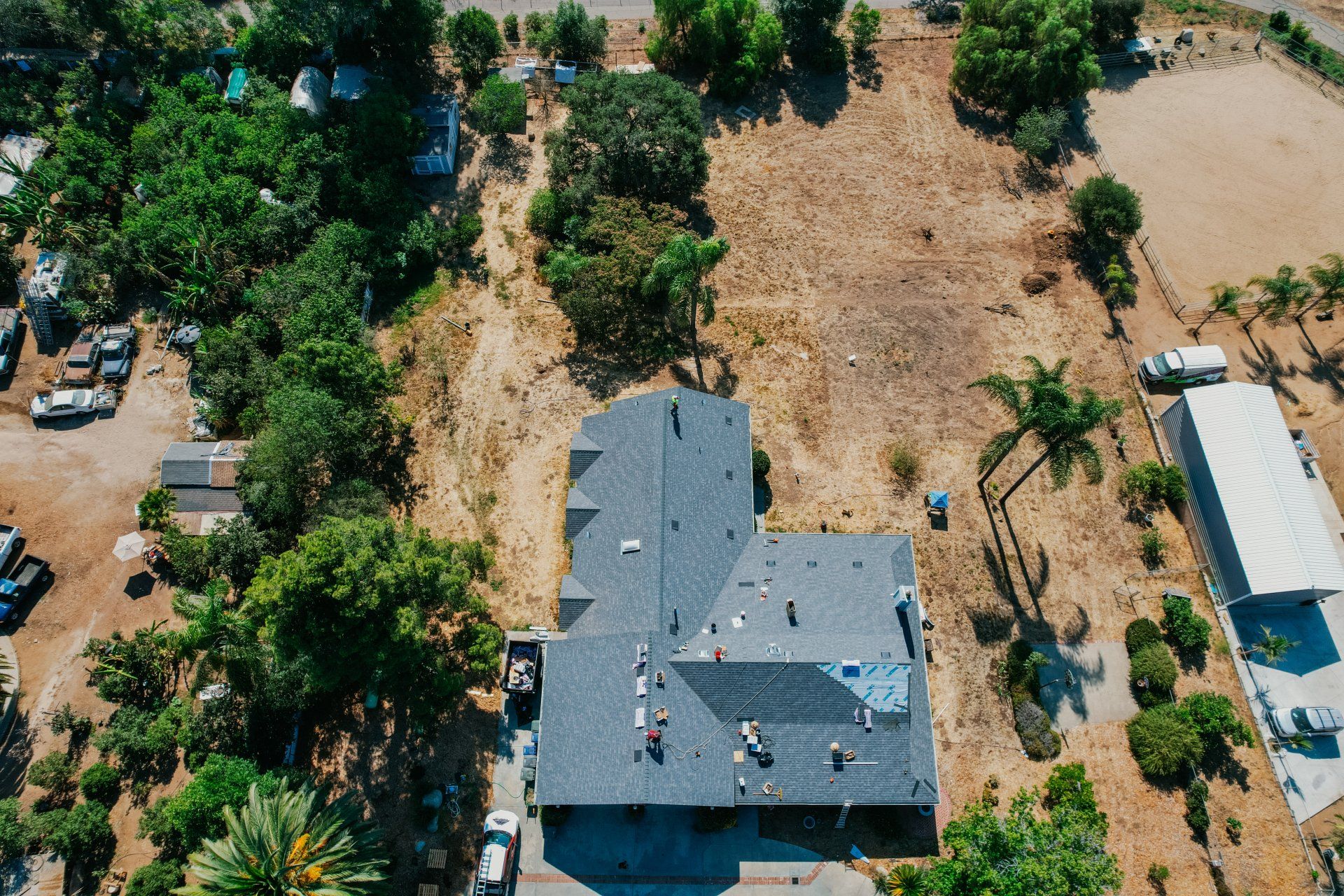 An aerial view of a house in the middle of a field