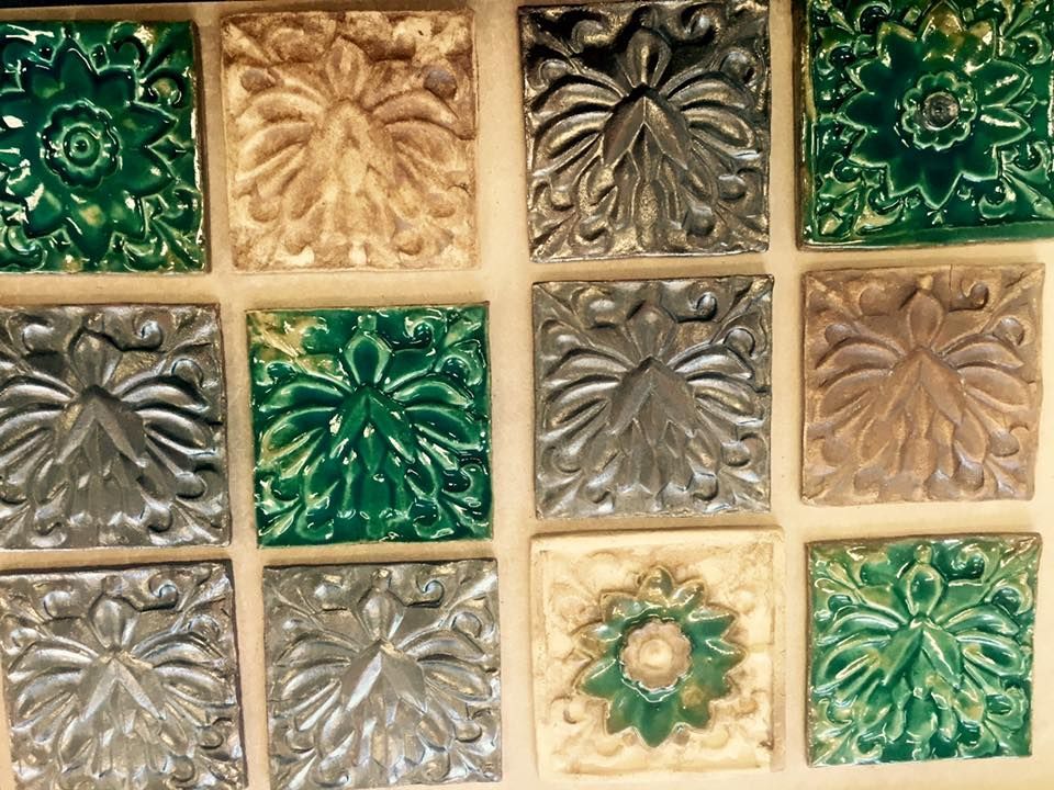 Ein Haufen quadratischer Fliesen mit verschiedenen Motiven darauf