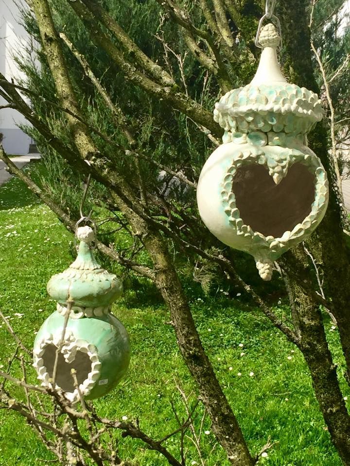 Zwei Laternen hängen an einem Baum mit einem Herz in der Mitte