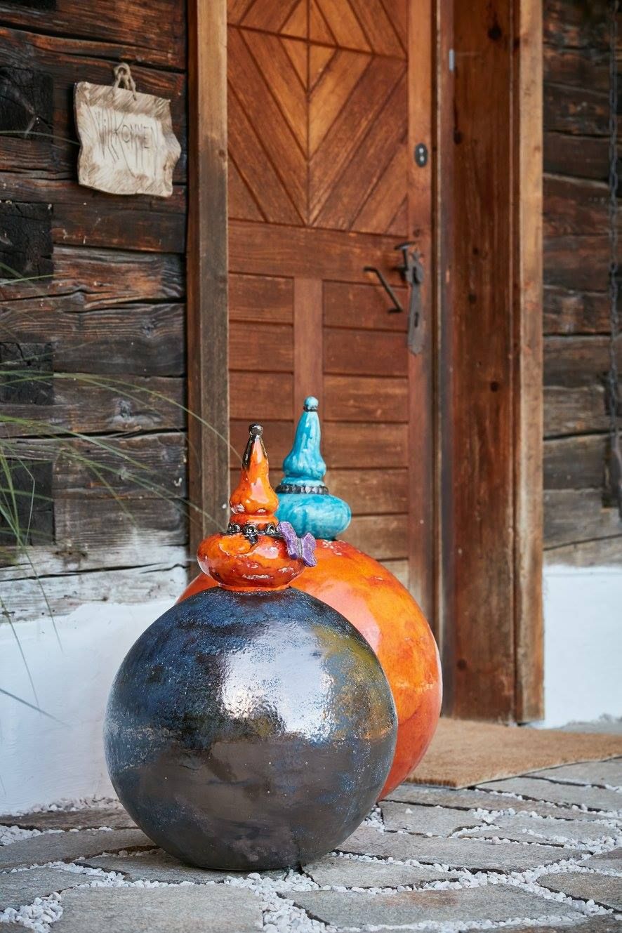 Vor einer Holztür liegen zwei bunte Bälle.