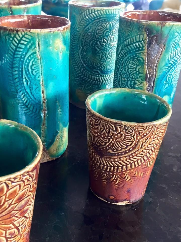 Auf einem Tisch stehen mehrere Keramiktassen.