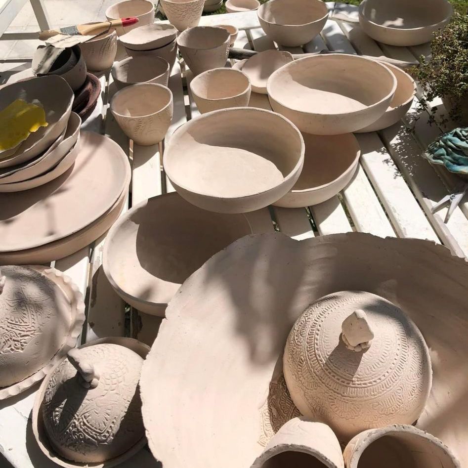 Ein Haufen Schüsseln und Teller auf einem Tisch