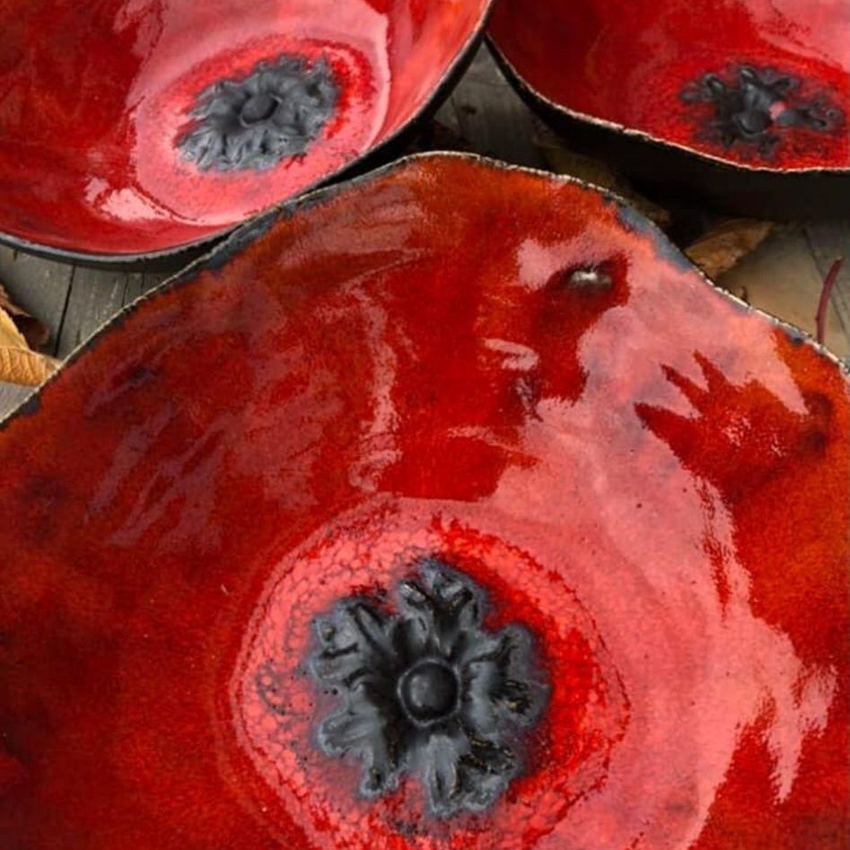 Eine Nahaufnahme von drei roten Schalen mit einer schwarzen Mitte