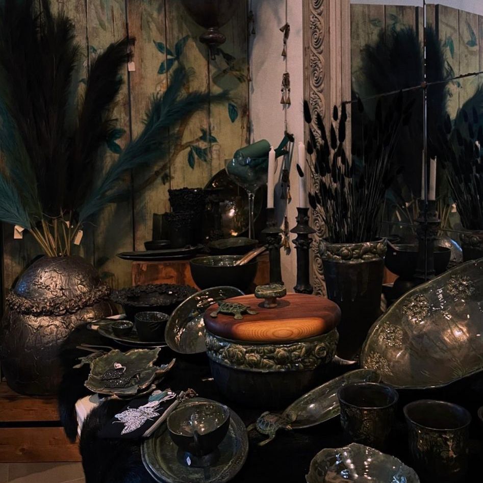 Ein Tisch mit vielen Töpfen und Schüsseln darauf