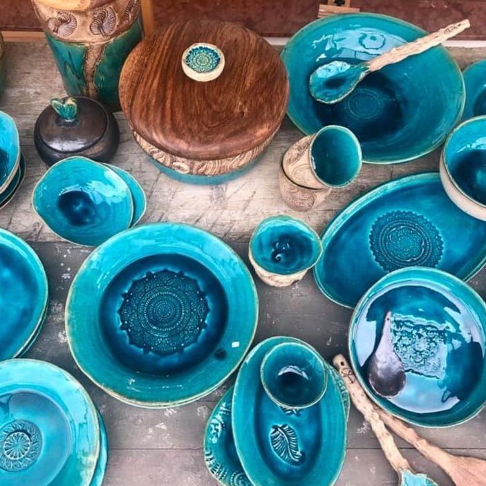 Ein Tisch mit Tellern, Schüsseln, Tassen und Löffeln.