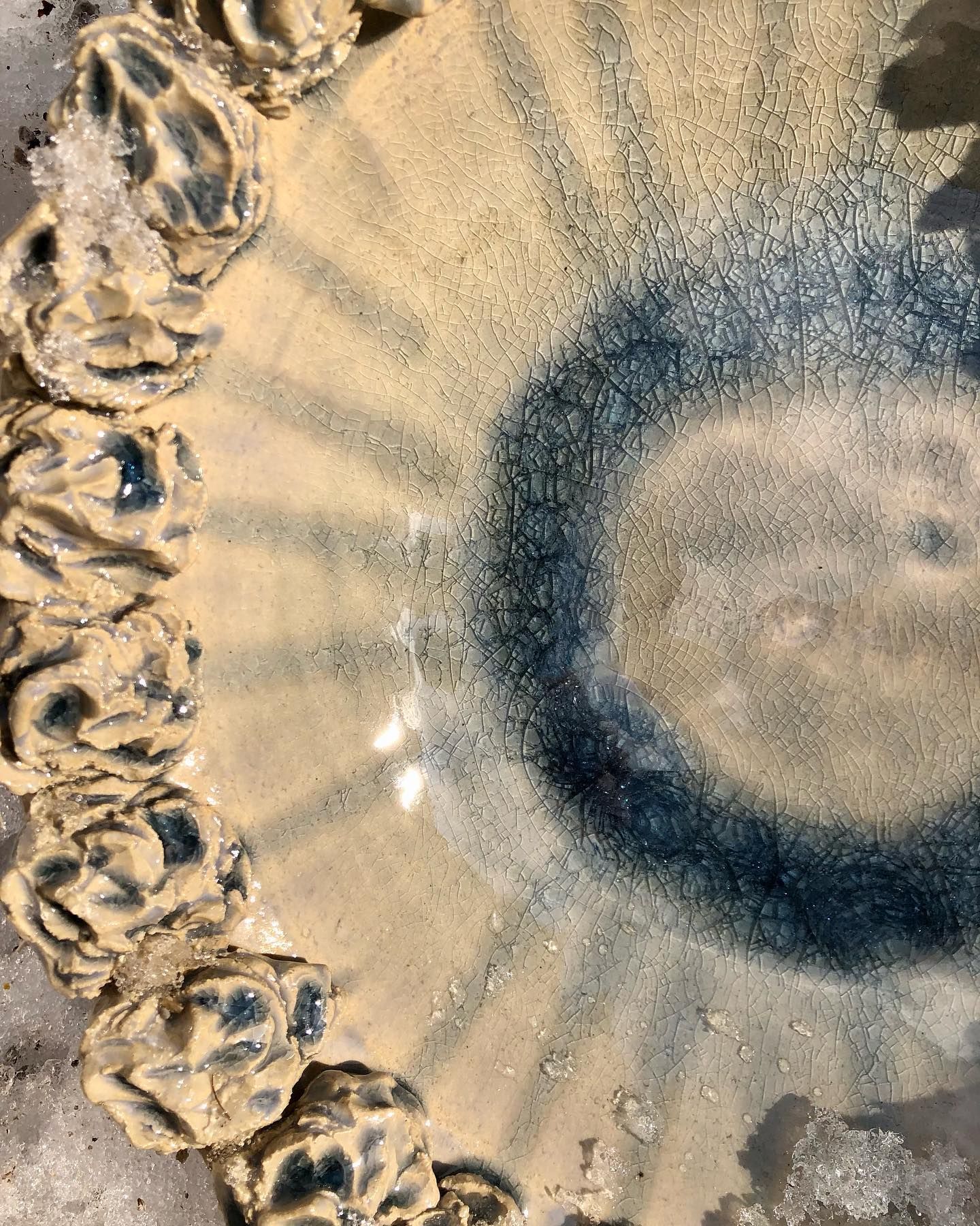 Eine Nahaufnahme eines Keramiktellers mit einem blauen Kreis darauf.