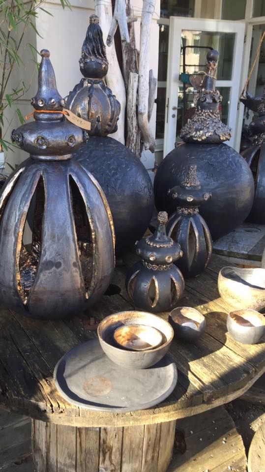 Ein Holztisch mit einer Auswahl an Keramiktöpfen und -schüsseln.