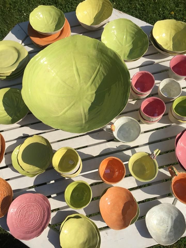 Ein Haufen bunter Schüsseln und Teller auf einem Tisch