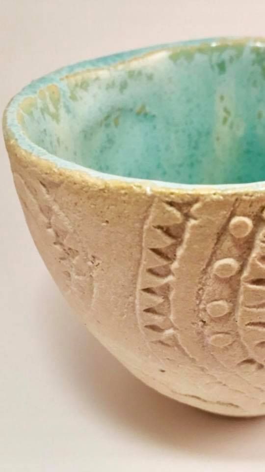 Eine Nahaufnahme einer Keramikschüssel auf einem Tisch.