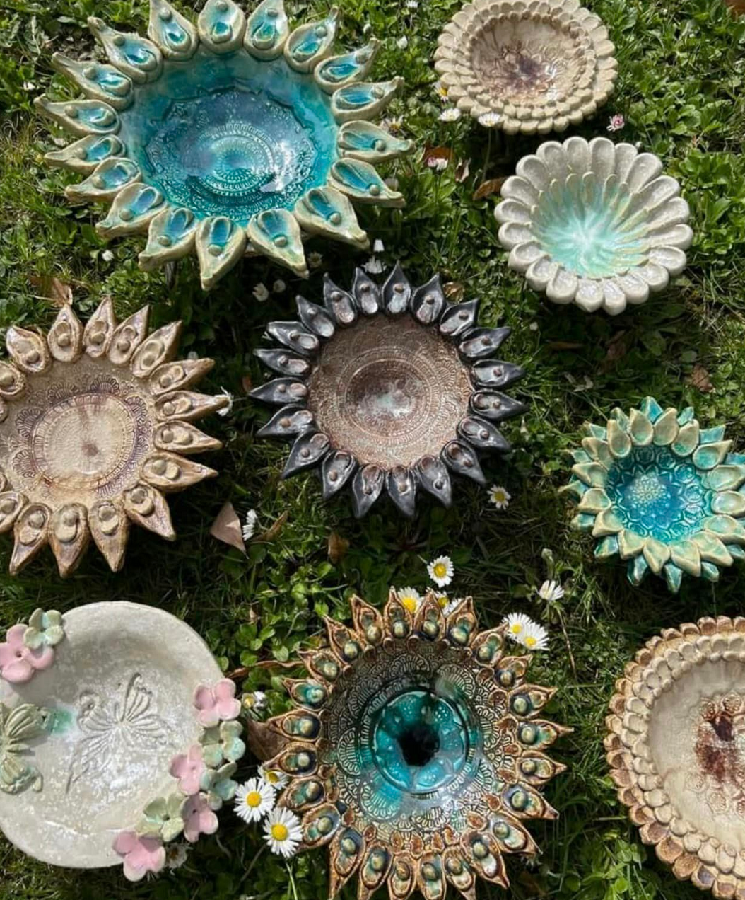 Eine Gruppe Keramikschüsseln auf einem üppigen grünen Feld.