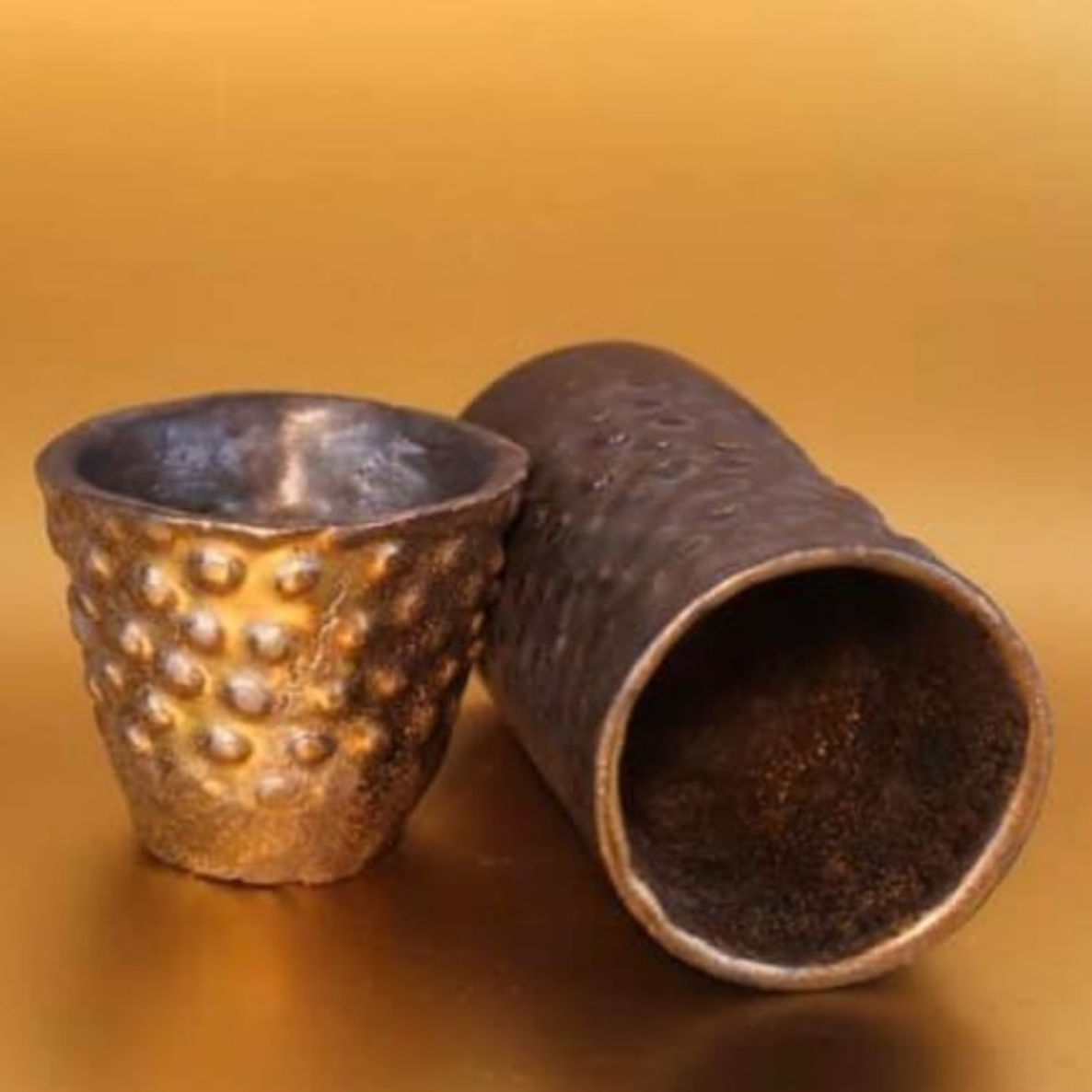 Zwei Tassen stehen nebeneinander auf einem Tisch