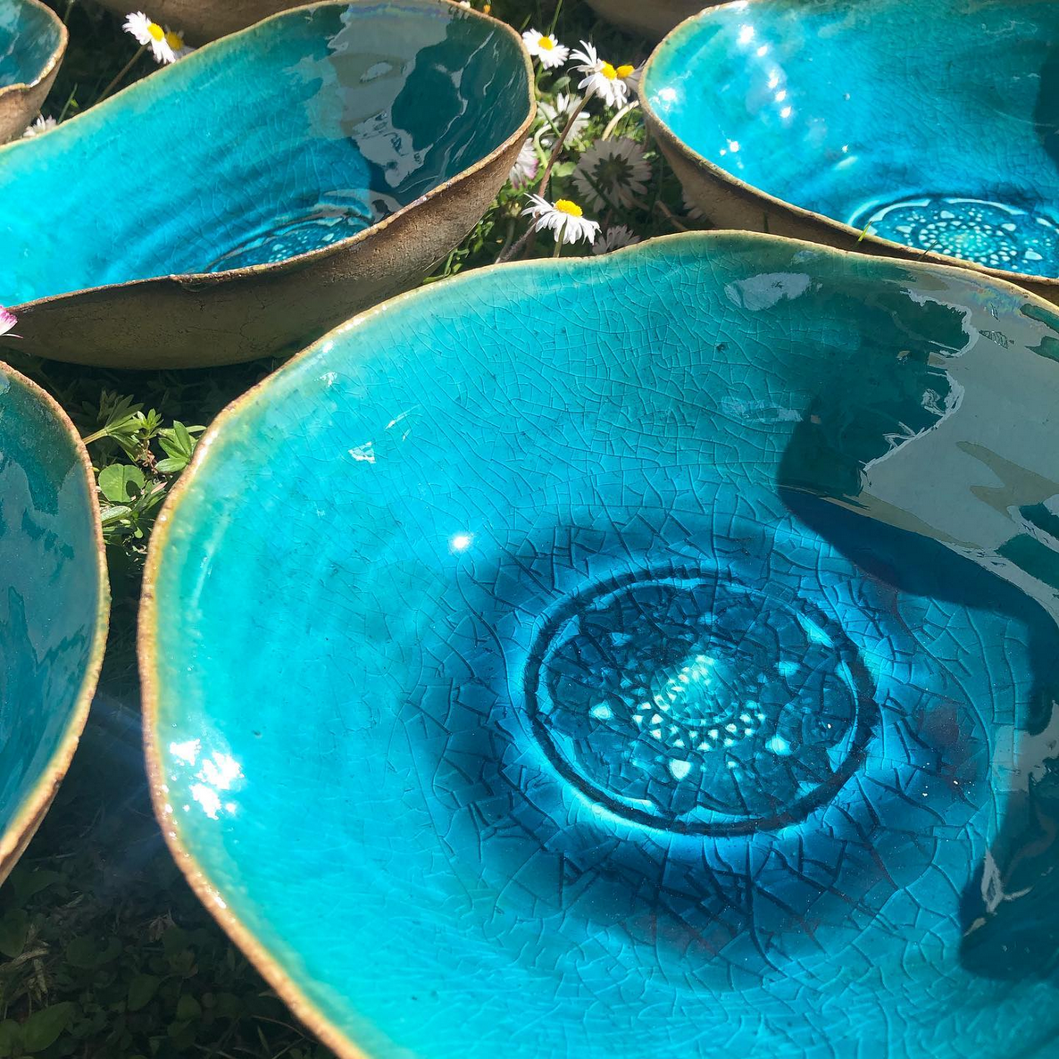 Mehrere blaue Schüsseln stehen übereinander auf einem Tisch.