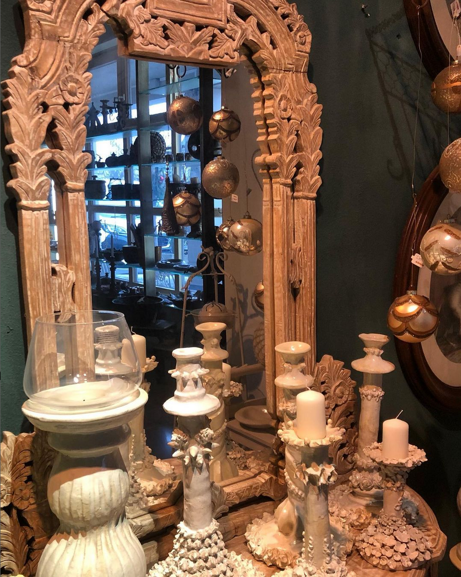 Ein Spiegel mit Kerzen davor in einem Raum