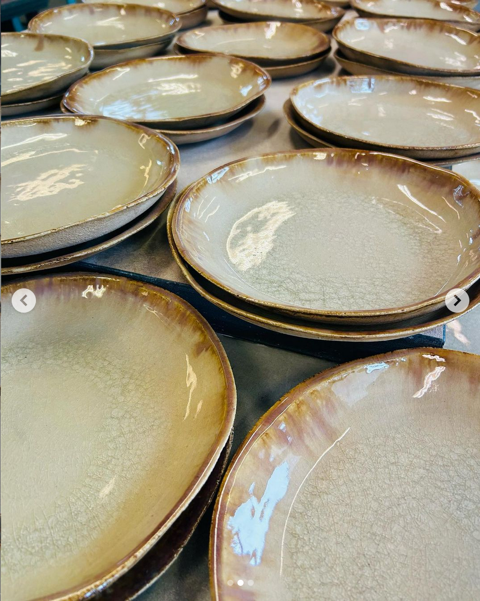 Ein Haufen Teller sind übereinander auf einem Tisch gestapelt