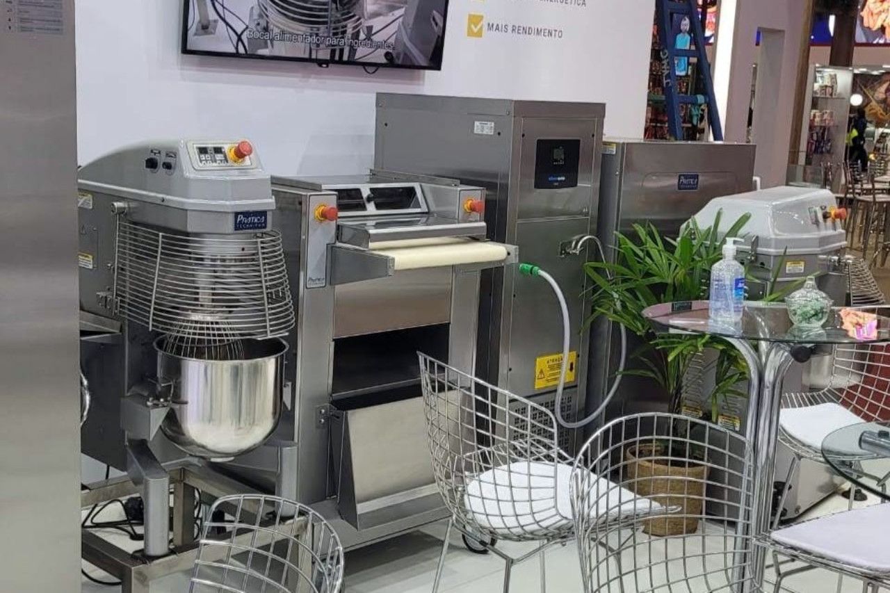 Vários aparelhos de aço inoxidável estão espalhados em uma sala.