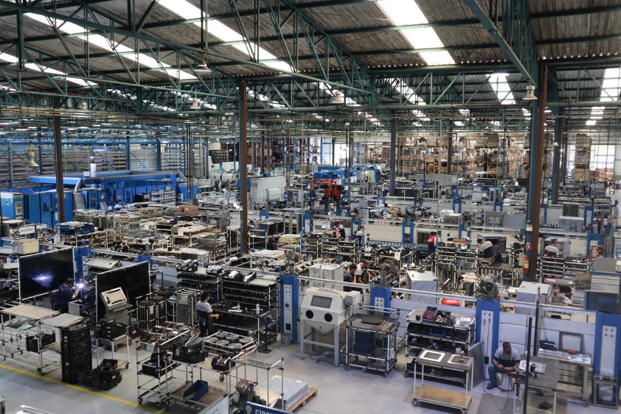 Um grande armazém cheio de máquinas e pessoas.