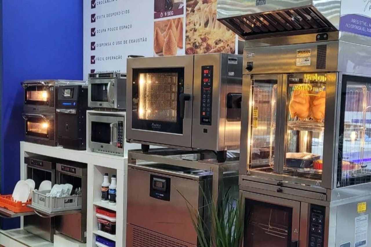 Vários fornos empilhados uns sobre os outros em uma sala.