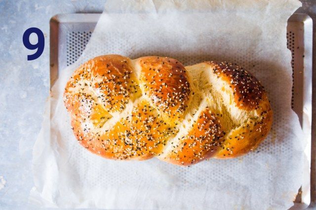 Um pão está em uma bandeja com o número 9 nele.