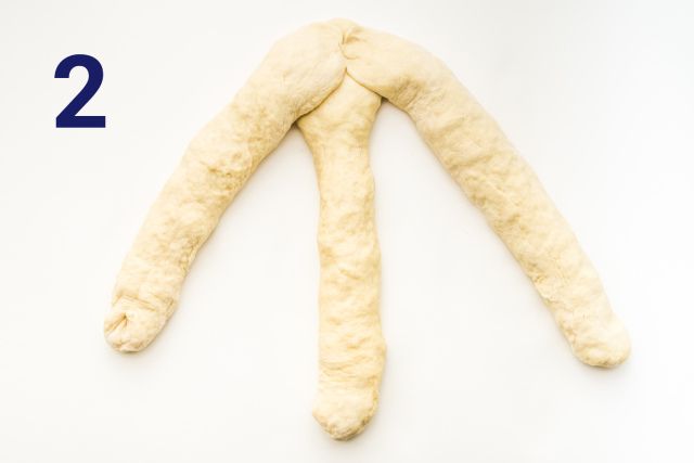 Um pedaço de massa com o número 2 nele