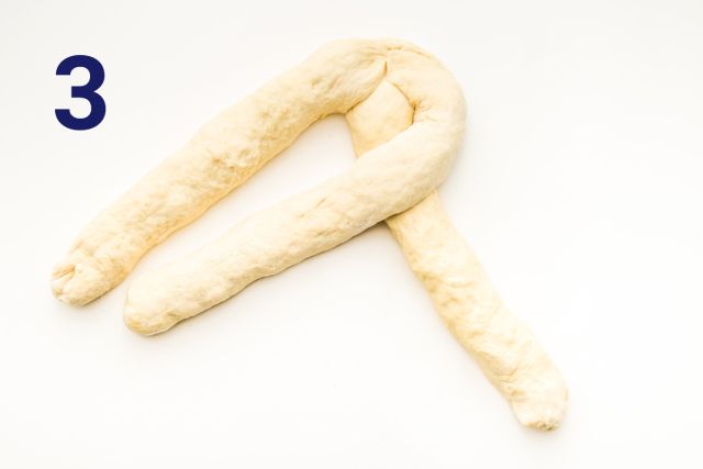 Um pedaço de massa com o número 3 nele