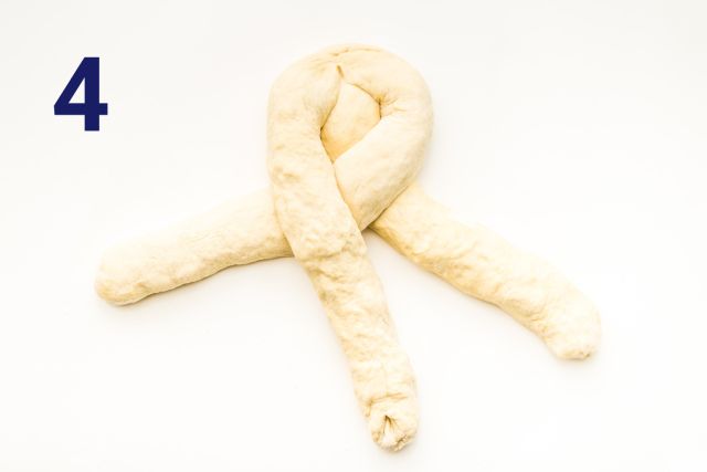 Um close de um pedaço de massa com o número quatro nele.