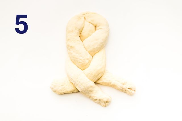 Um pedaço de massa trançado com o número 5 nele.