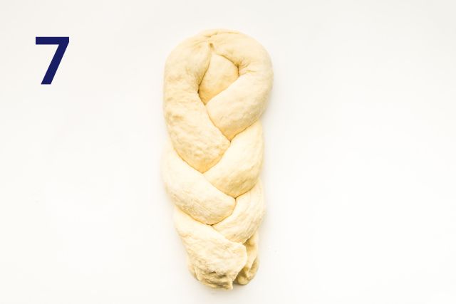 Um pão trançado com o número 7 ao lado.