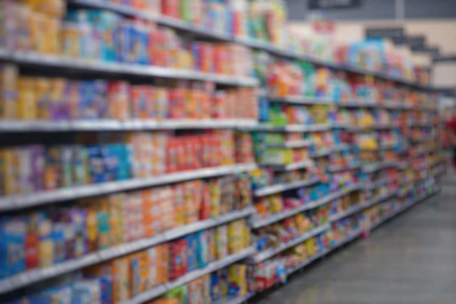 Alimentos ultraprocessados organizados em prateleiras de supermercado, com grande variedade de produtos industrializados embalados e prontos para consumo.