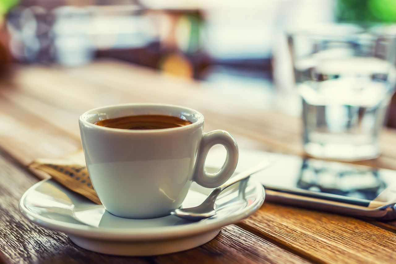 xícara de café espresso sobre mesa
