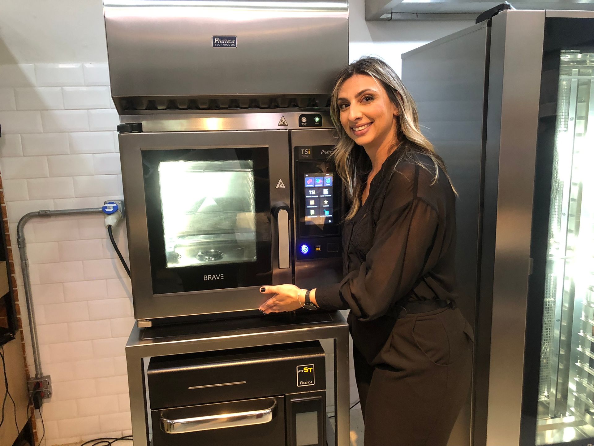 Chef Elisa Raimondi com o forno combinado Brave na premiação do Desafio Prática na filial da empresa em Pinheiros - SP.
