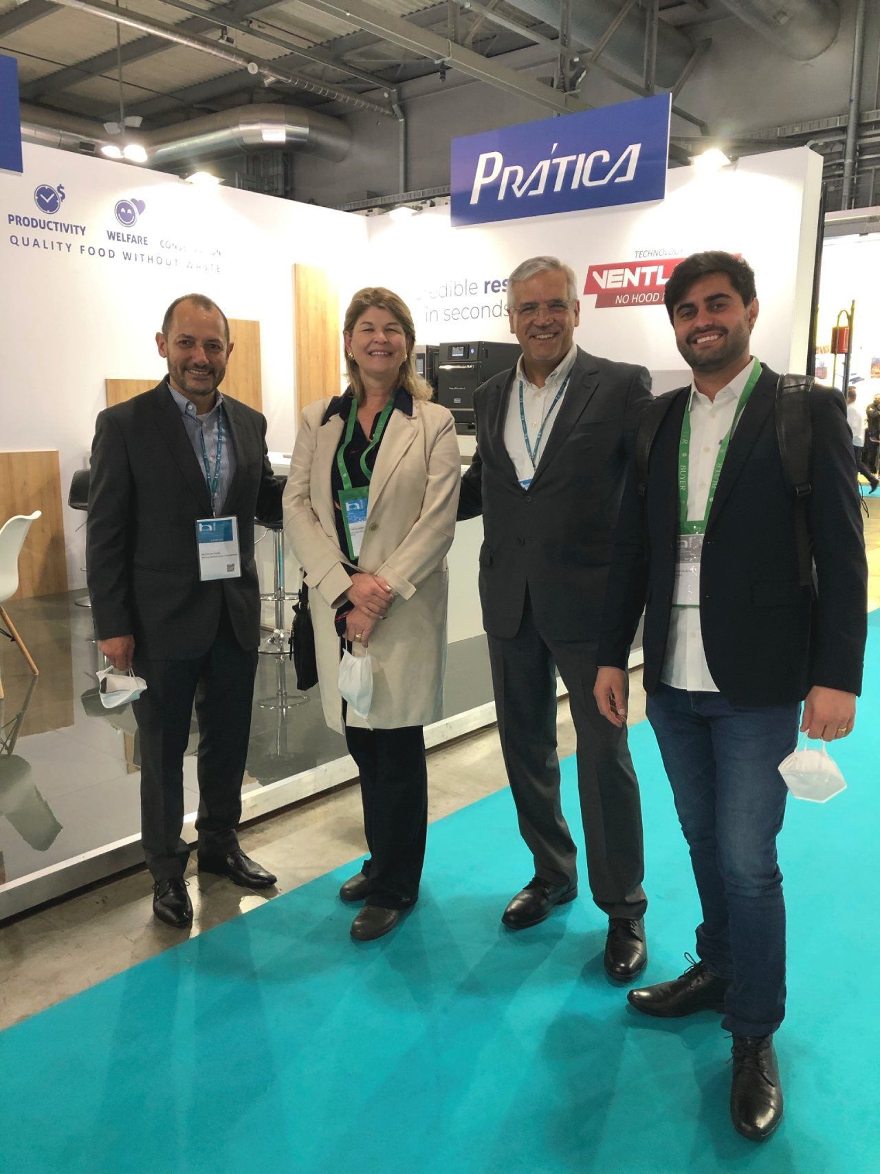 Um grupo de pessoas está posando para uma foto em uma feira.