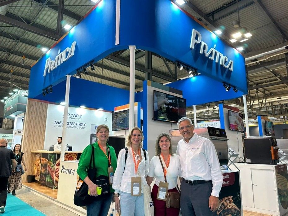 Um grupo de pessoas está posando para uma foto em uma feira.