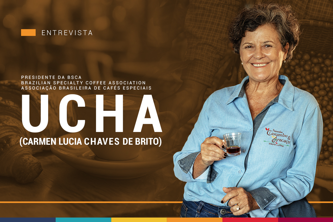 Uma mulher de camisa azul está segurando uma taça de vinho.