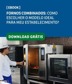 Um homem com chapéu de chef está parado em frente a um forno