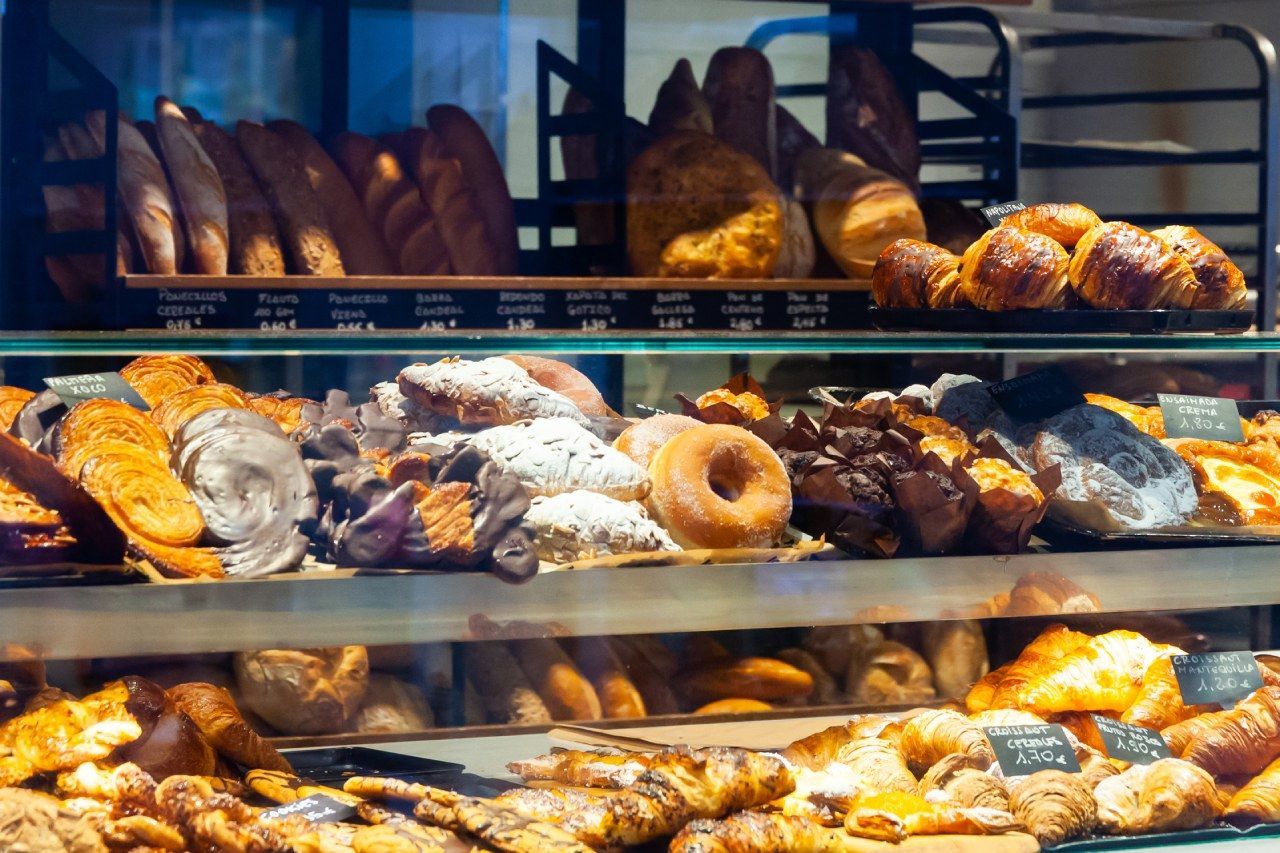 vitrine de padaria repleta de pães