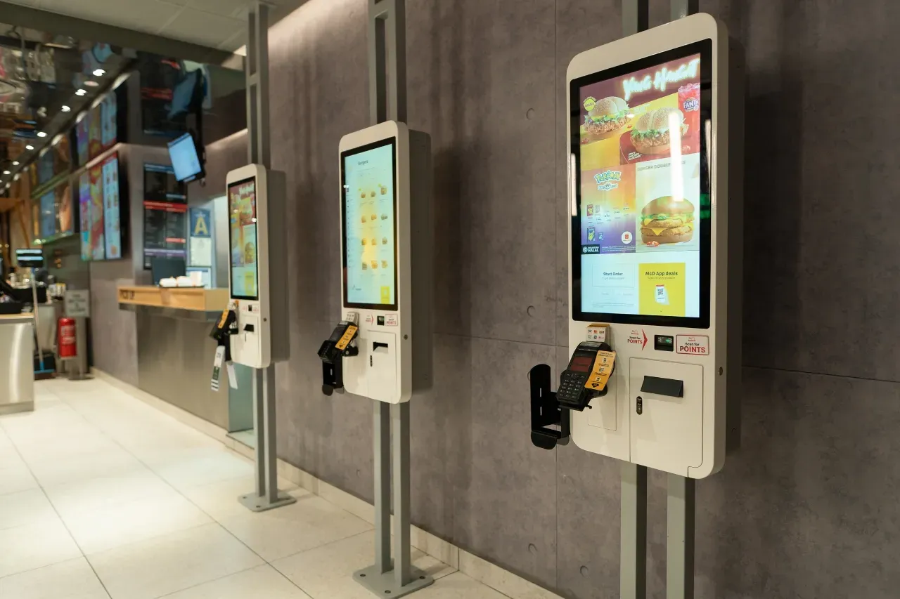 painéis touch screen de autoatendimento em uma loja de praça de alimentação em shopping