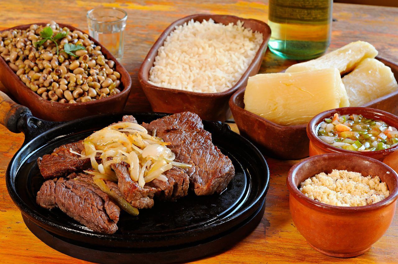 carne de sol com arroz, feijão, farofa, mandioca e vinagrete