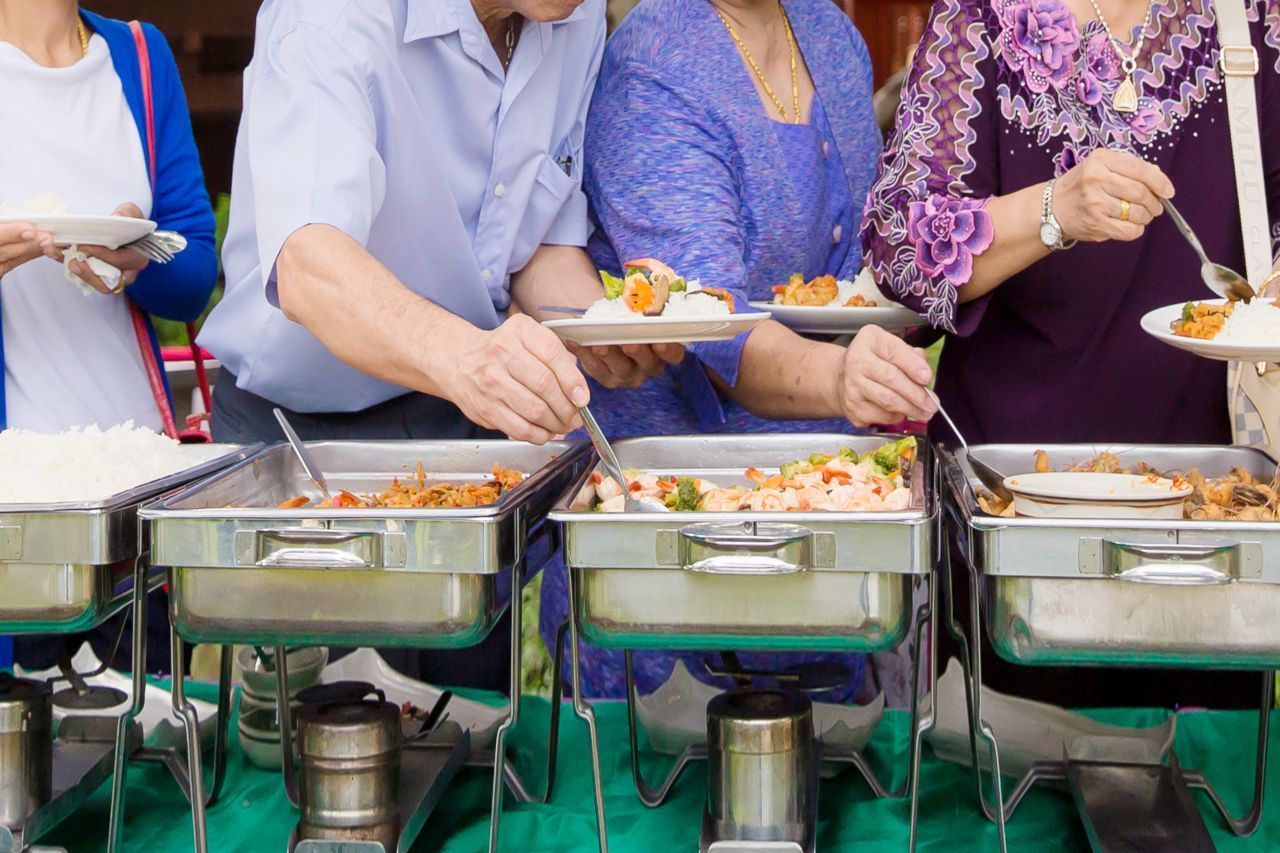 pessoas se servindo em um catering