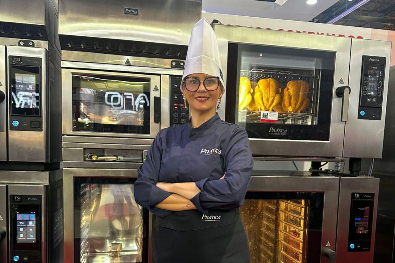 Chef Alinne Barros no estande da Prática na feira FISPAL 2025