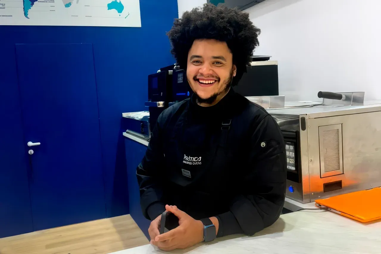 Chef Guilherme de Almeida da Prática na Host Milano 2025