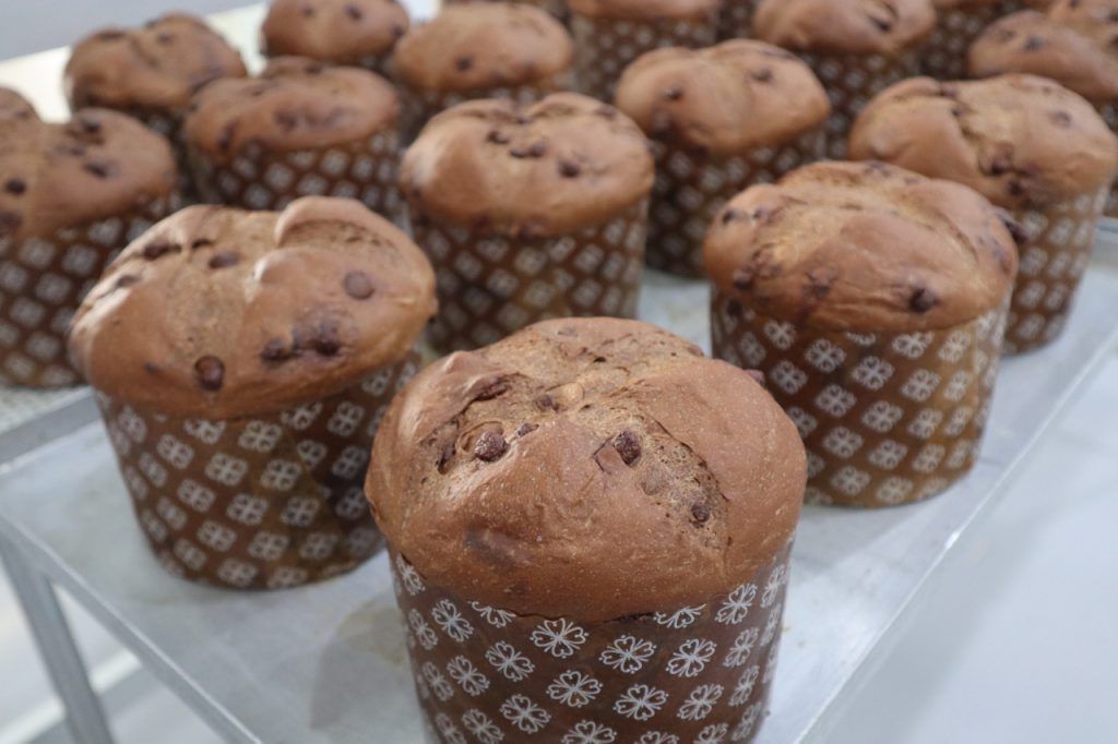 Um monte de muffins de chocolate estão sobre uma mesa