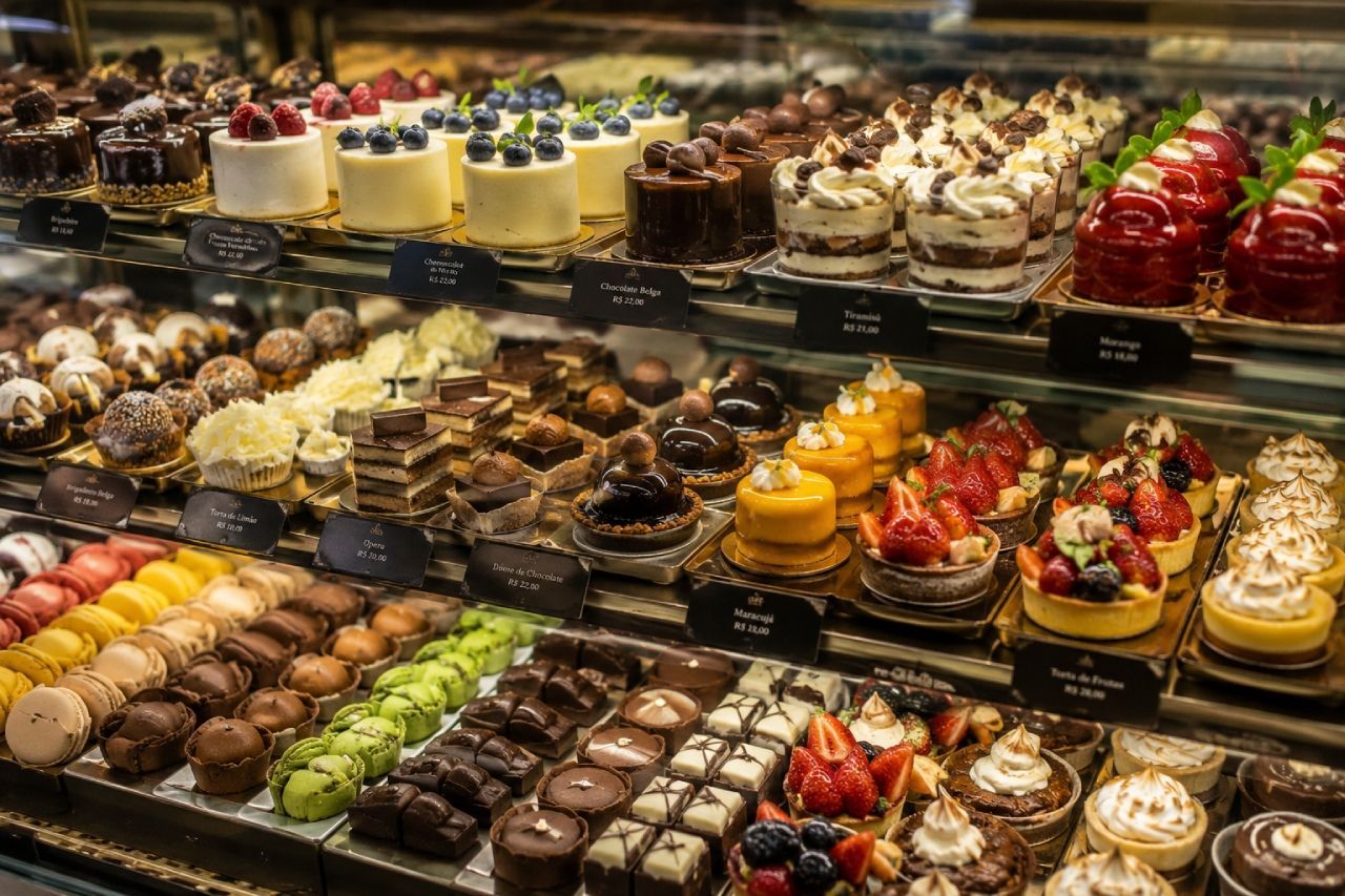 Há muitos tipos diferentes de cupcakes na mesa.