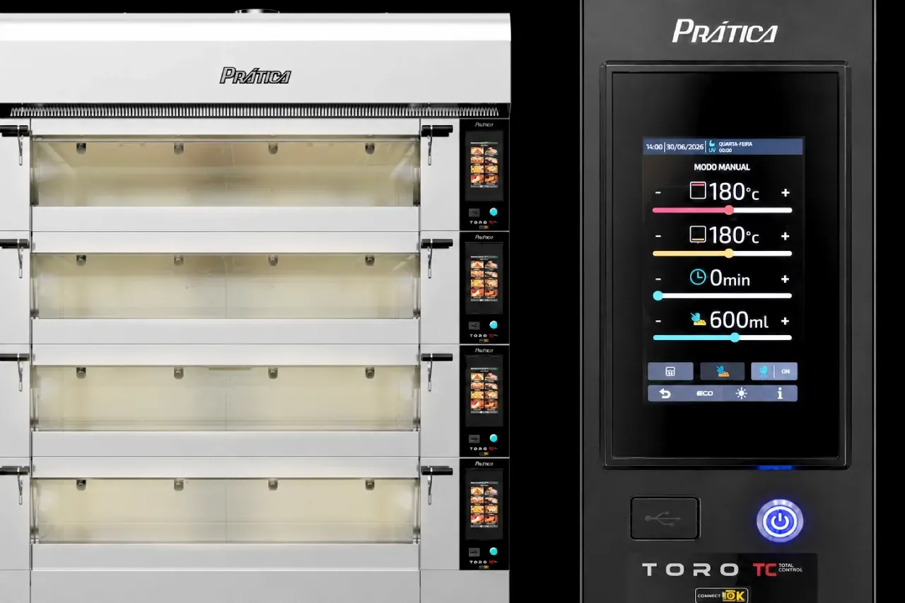Forno lastro TC da Prática com quatro câmaras de assamento e painel touchscreen exibindo a regulagem da vaporização em 600 ml para controle preciso da injeção de água.