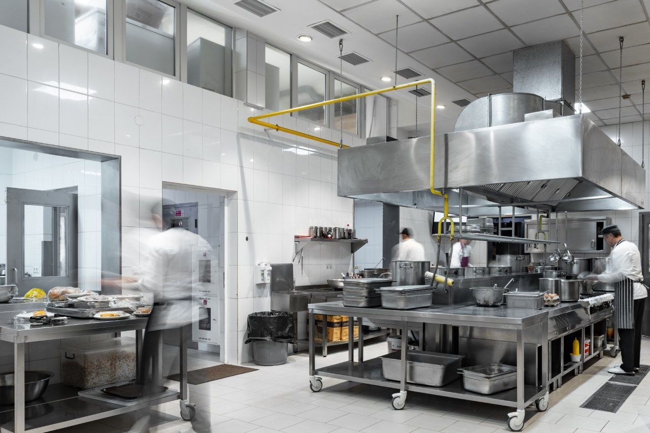 Uma foto em preto e branco de uma cozinha com a palavra pratica na parte inferior