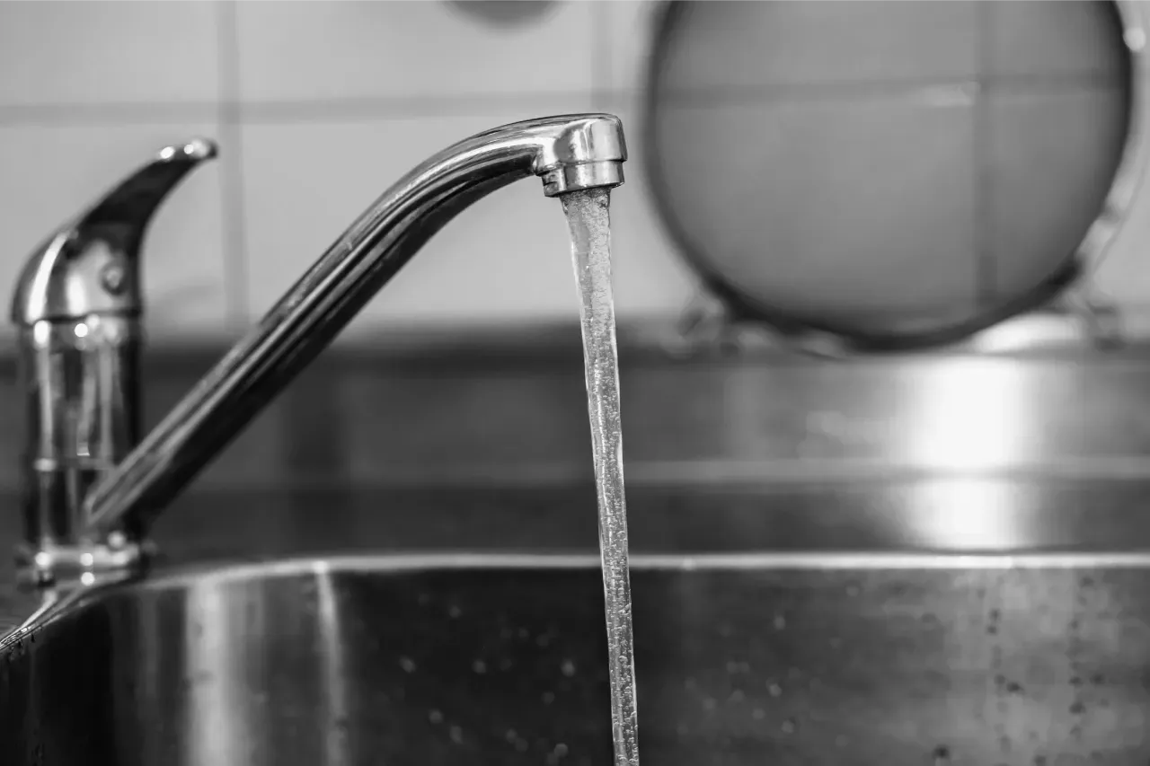 torneira inox em pia inox com água limpa potável
