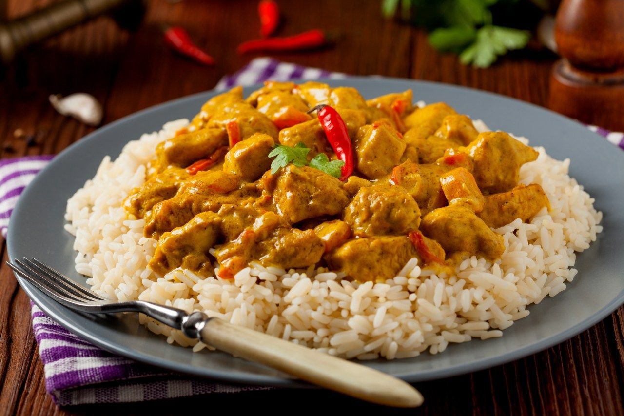 prato com curry e arroz