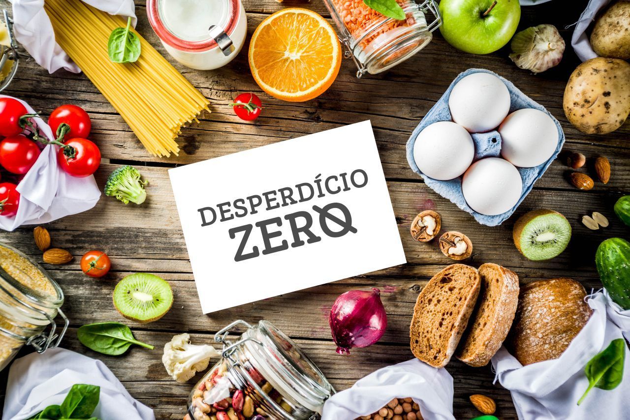 vários alimentos com placa de desperdício zero